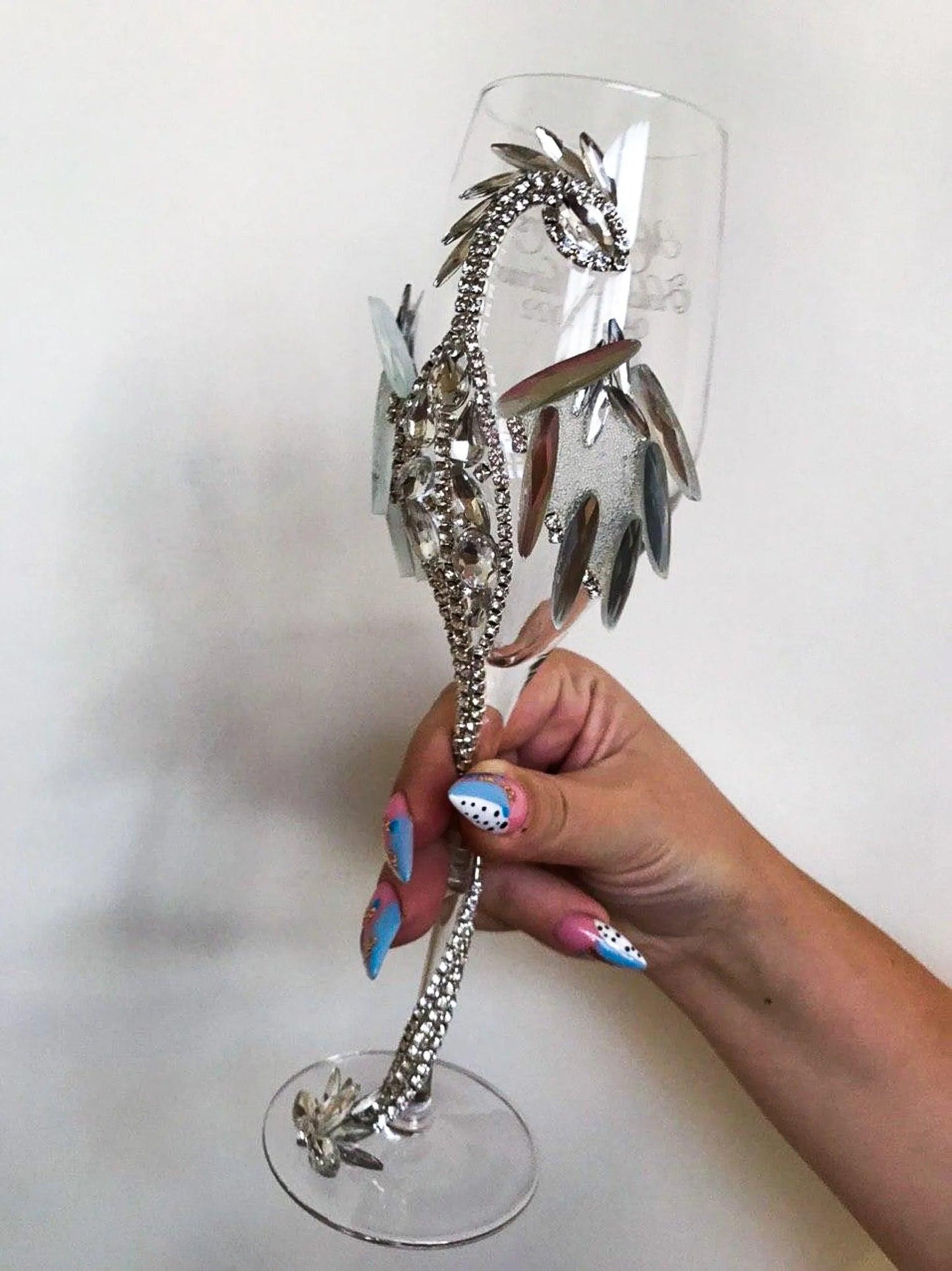 DiAmoreDS Champagne Glass: Exquisite Crystal Dragon Adornment