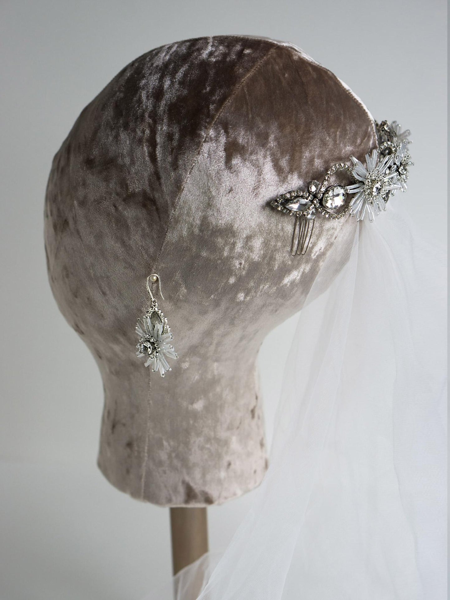 Detailed view of the Japanese jewelry bead flowers on the bridal hair comb