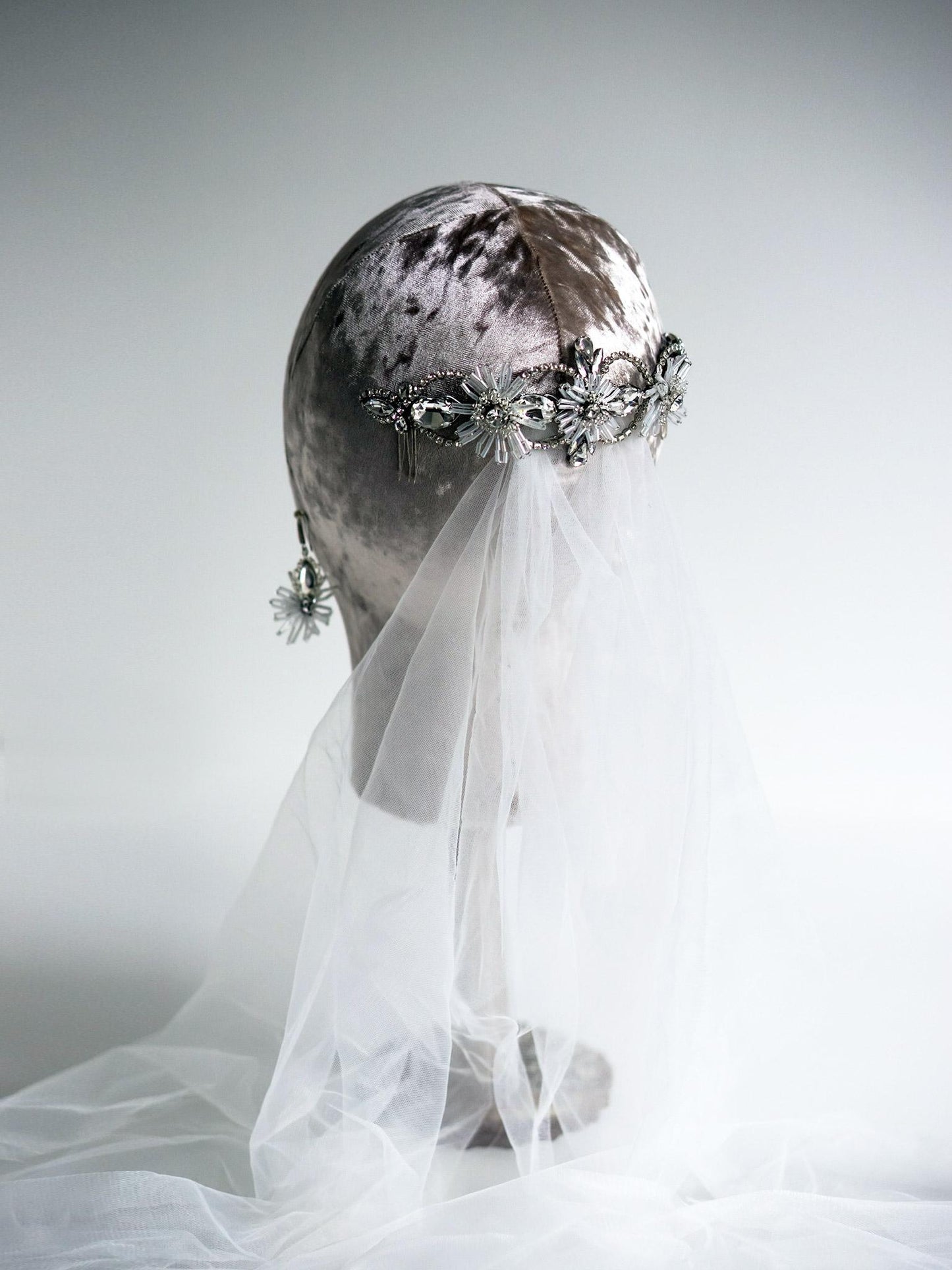 High-quality craftsmanship of the silver rhinestone hair comb with intricate details