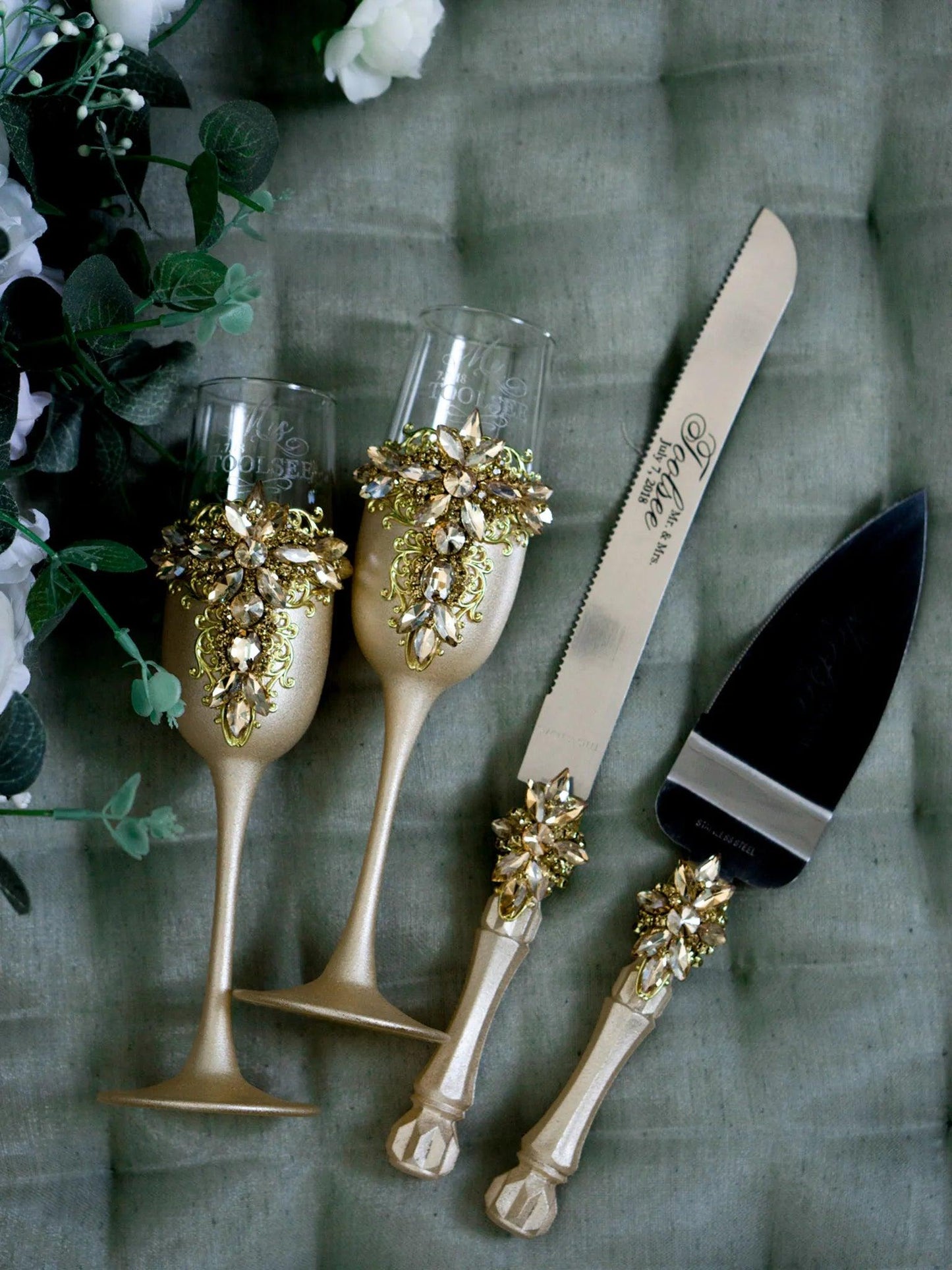 Gloria Gold Champagne Glasses and Cake Serving Set - Personalized Luxury Wedding and Anniversary Gift