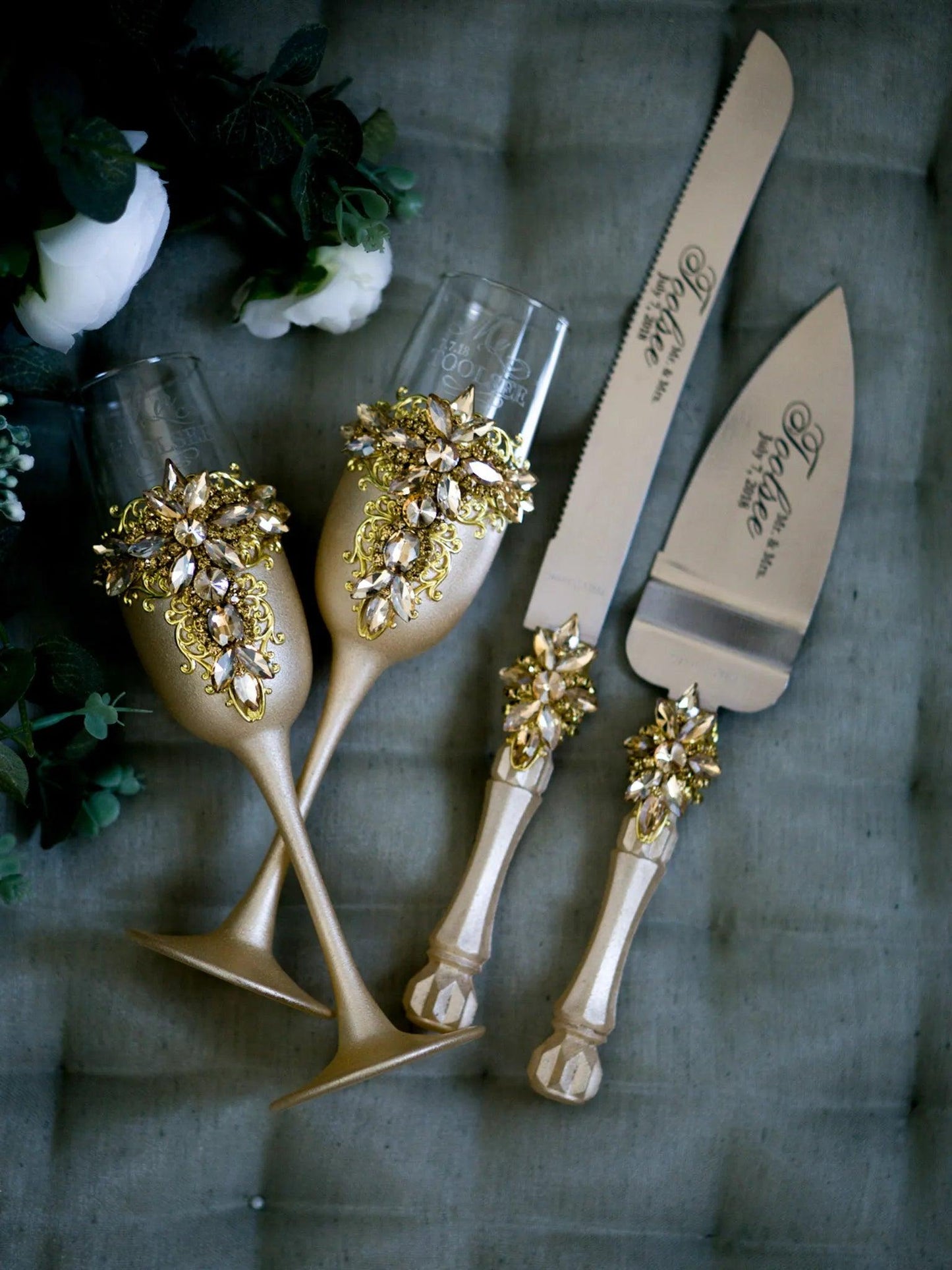 Gloria Gold Champagne Glasses and Cake Serving Set - Personalized Luxury Wedding and Anniversary Gift