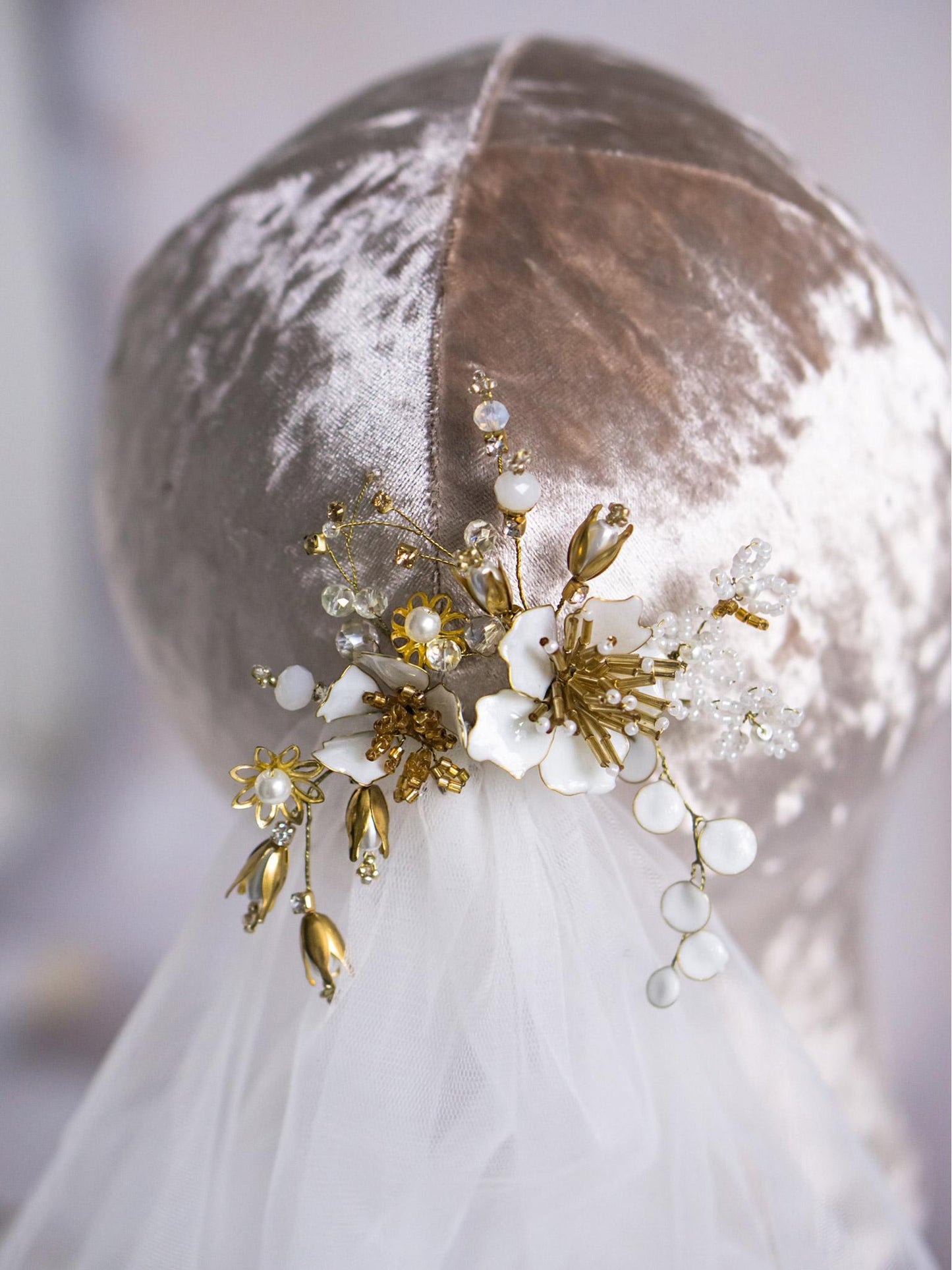 Romantic gold hair accessories