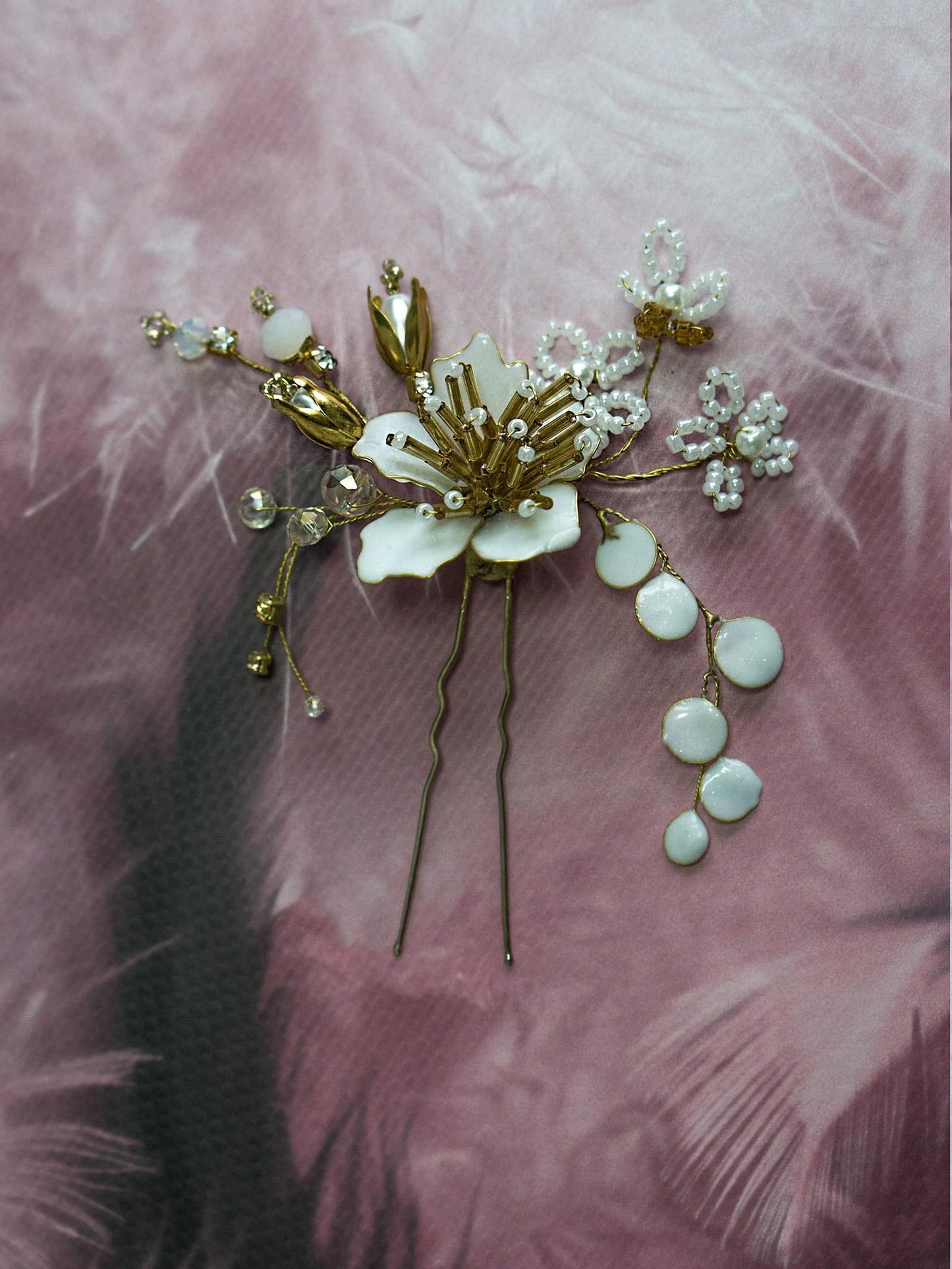 Delicate wedding hairpieces