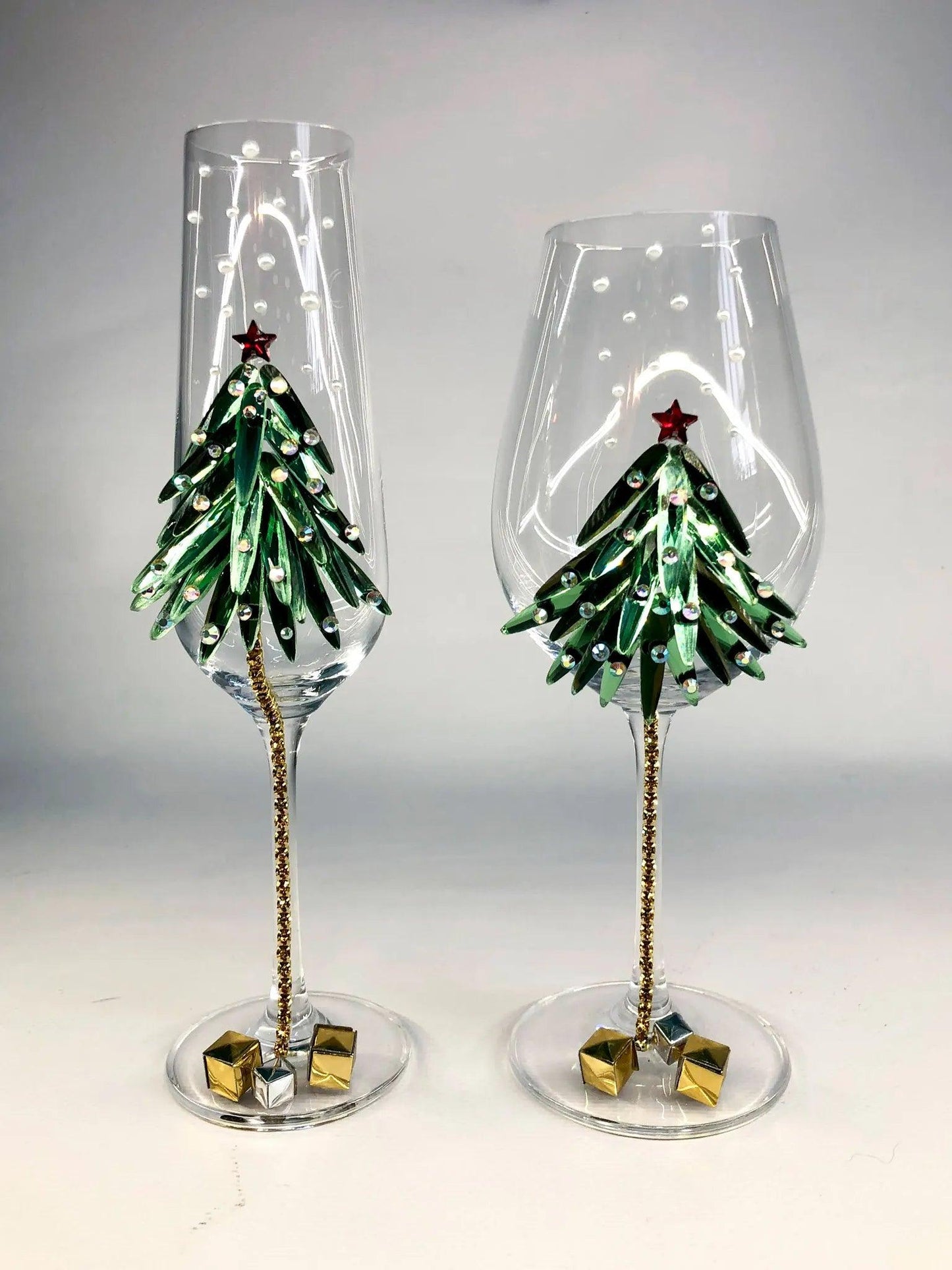 Personalized Wine Glasses with Christmas Tree Design