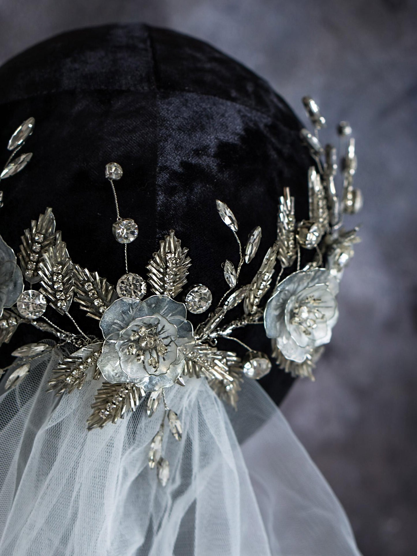 A dazzling hair vine for an unforgettable wedding