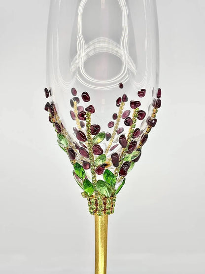 Stylish champagne flutes for romantic and rustic wedding themes