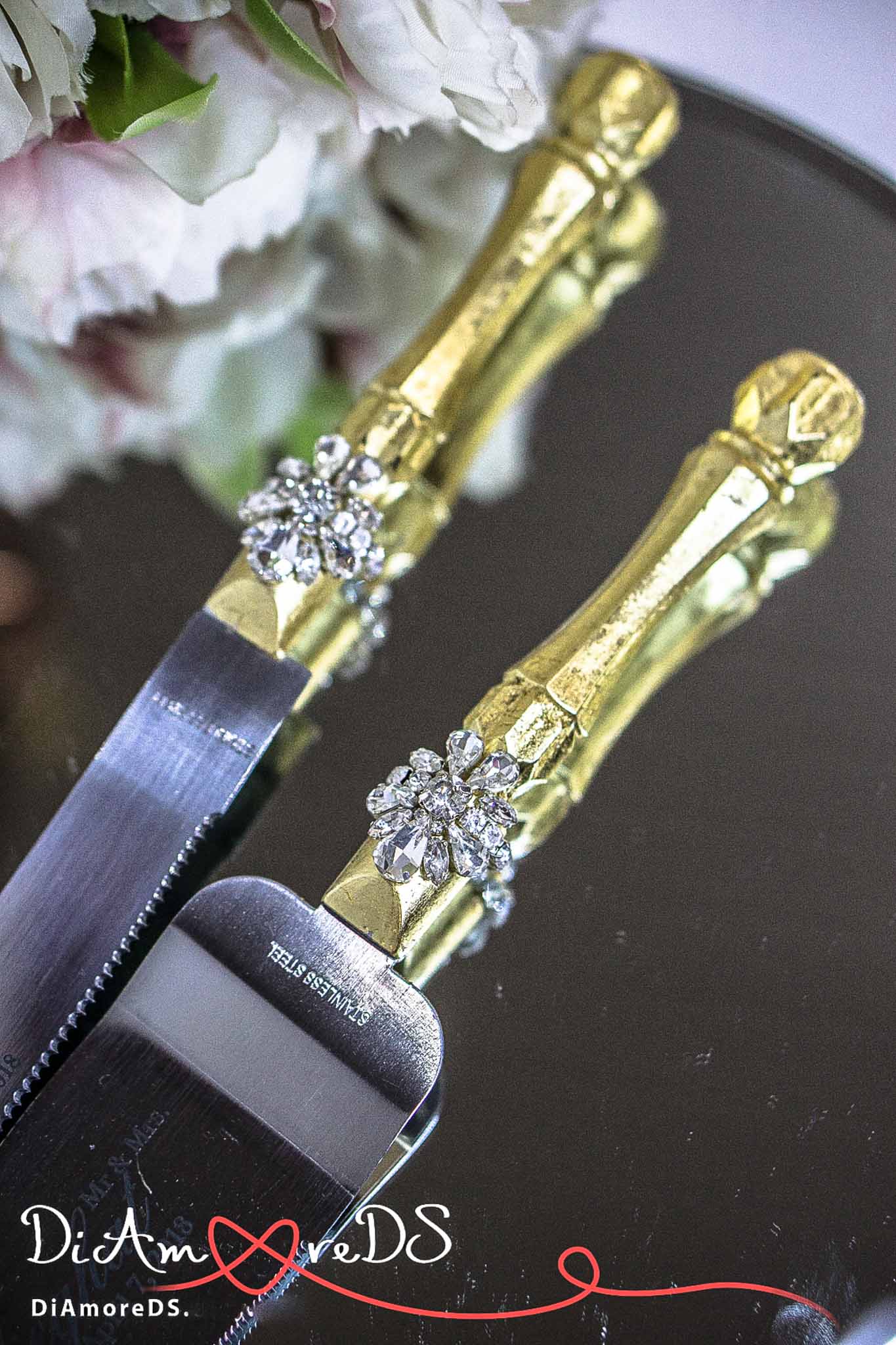 Customizable wedding champagne flutes