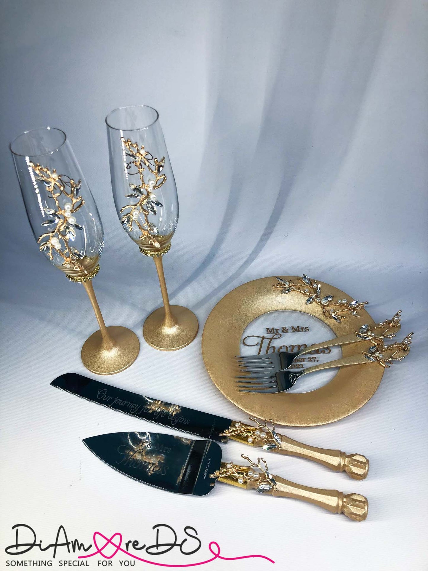 Golden wedding flutes to commemorate your love