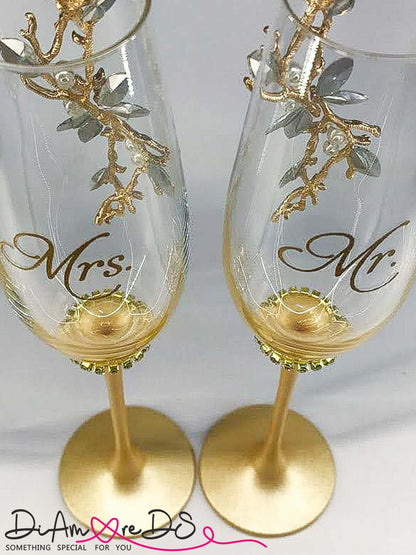 Luxurious gold wedding glasses and cake set