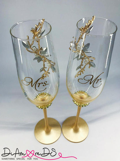 Luxurious gold wedding flutes for your special day