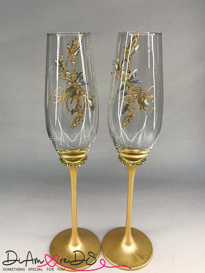Celebrate with our gold wedding glasses and cake set