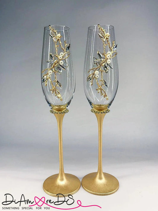 Gold wedding flutes for personalized celebration