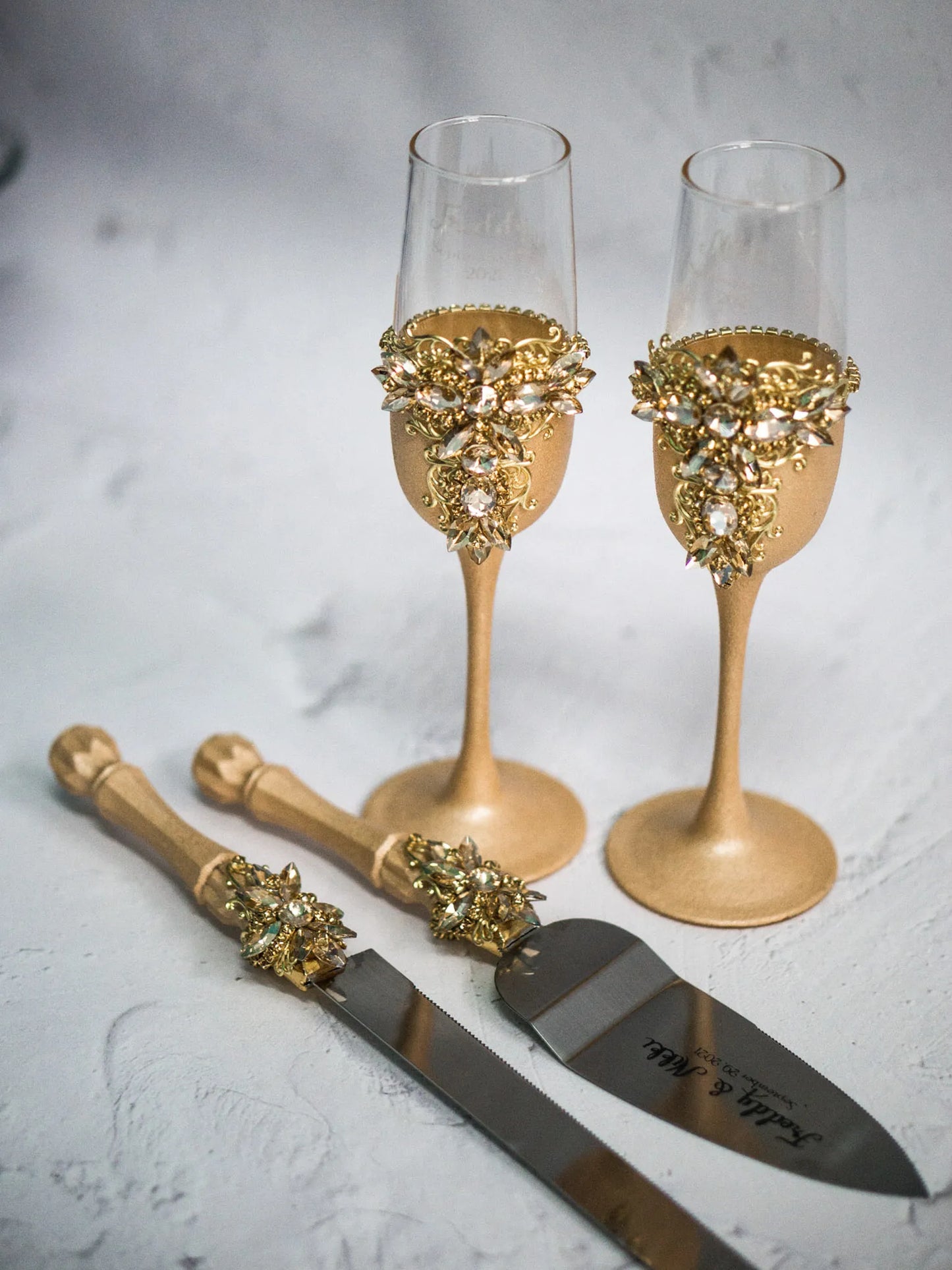 Gloria Gold Champagne Glasses and Cake Serving Set - Personalized Luxury Wedding and Anniversary Gift