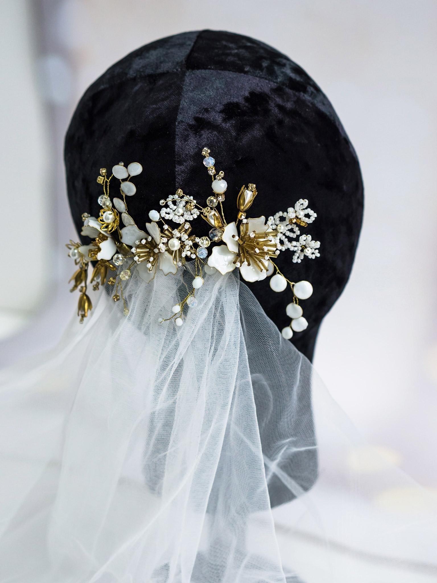 Shop Elegant Gold Hair Pins for Wedding with White Flowers | DiAmoreDS, image size:1536x2048