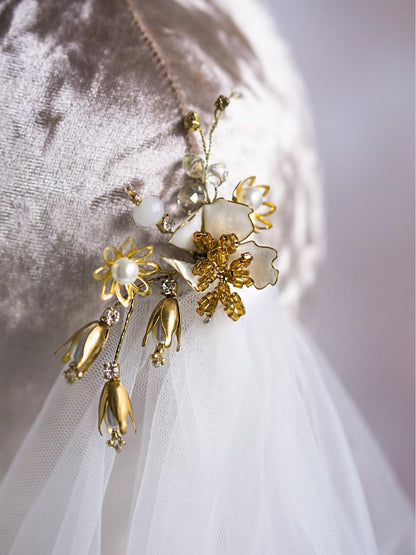 White flower hairpins with pearls and crystals