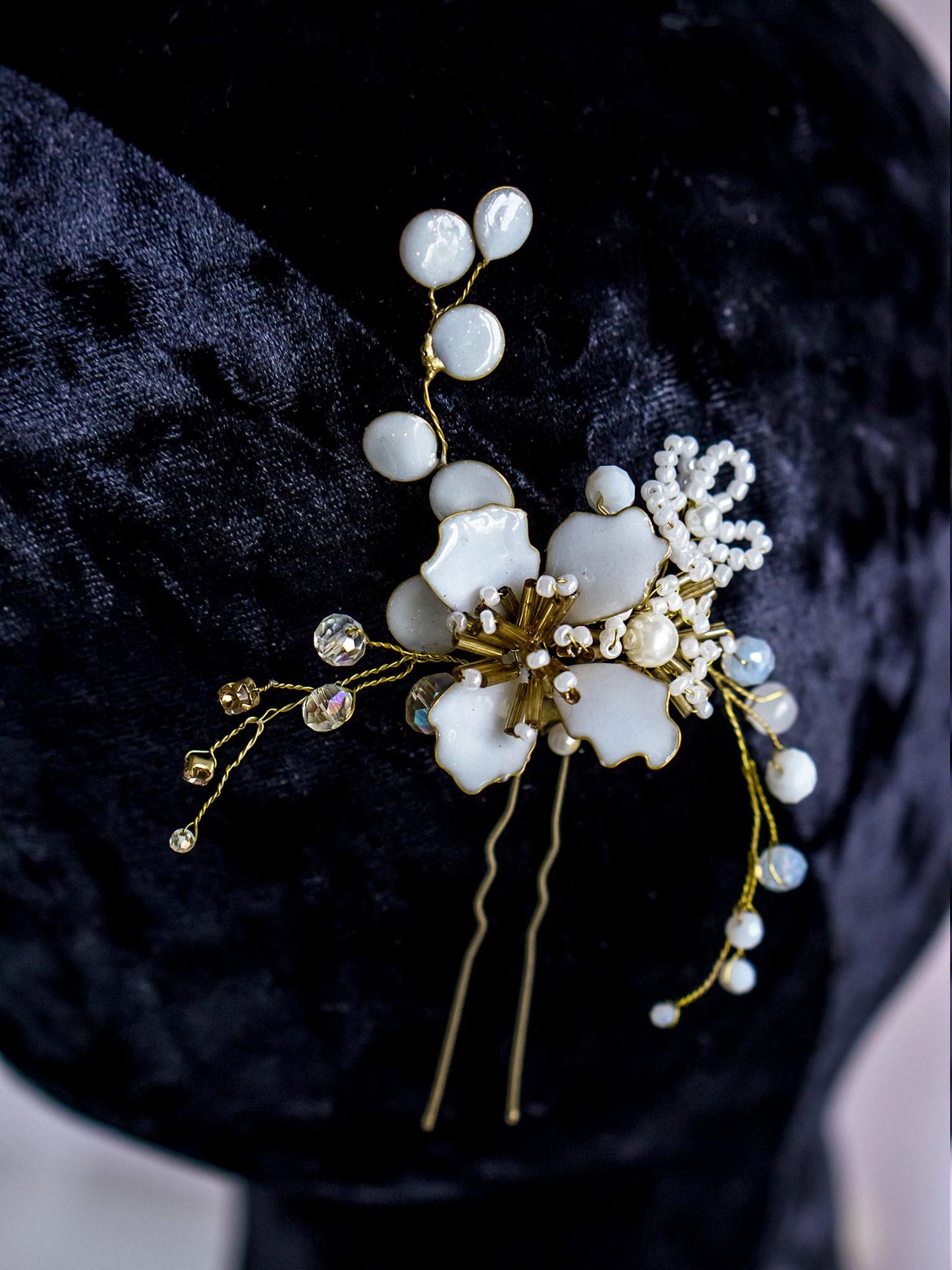 White floral hair pin with gold fittings and pearl details