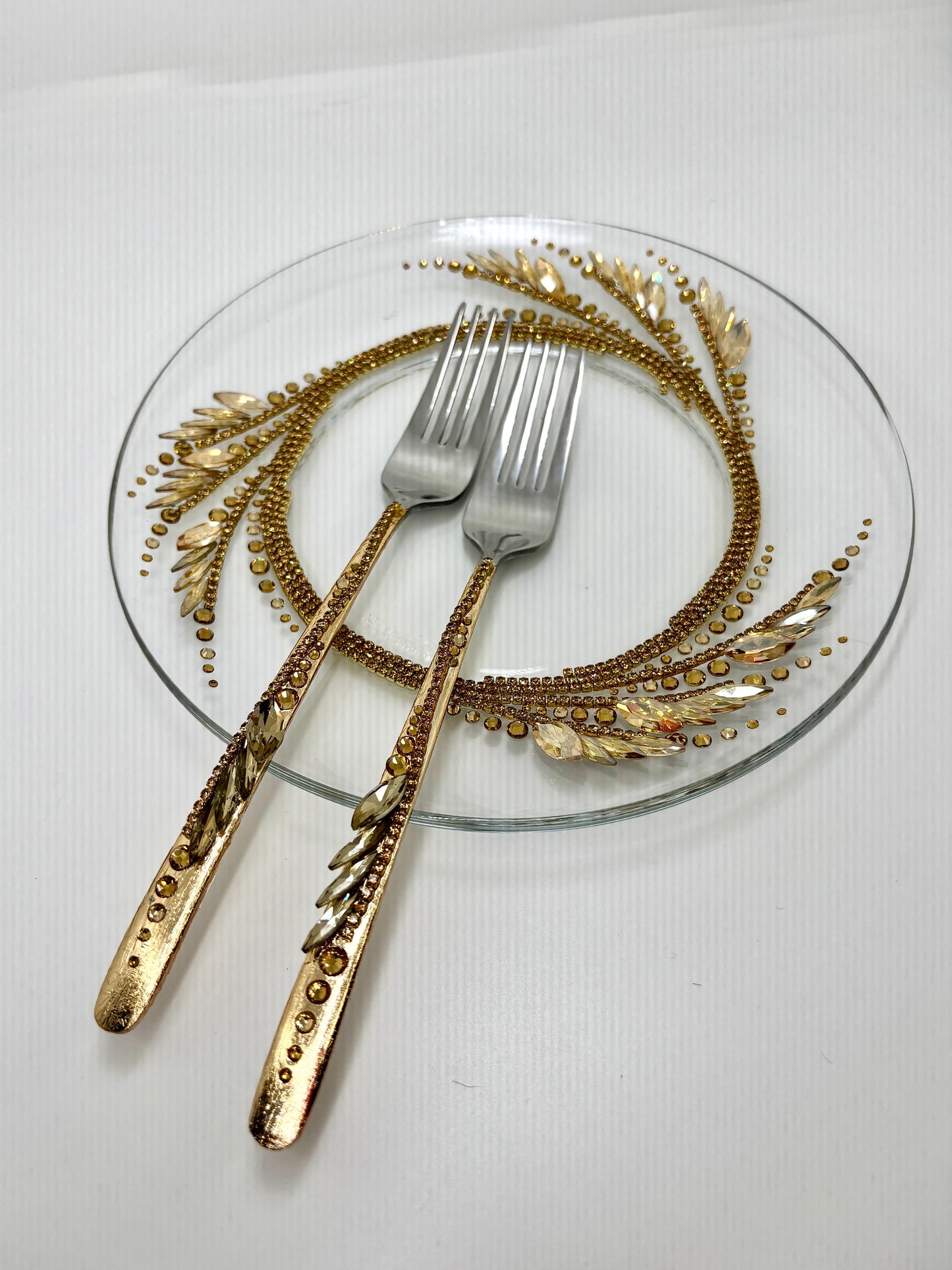  Wedding plate set with luxurious gold design and crystal details 