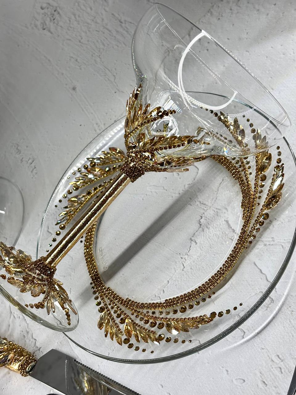 Handmade wedding plate and forks with intricate strass chain design 