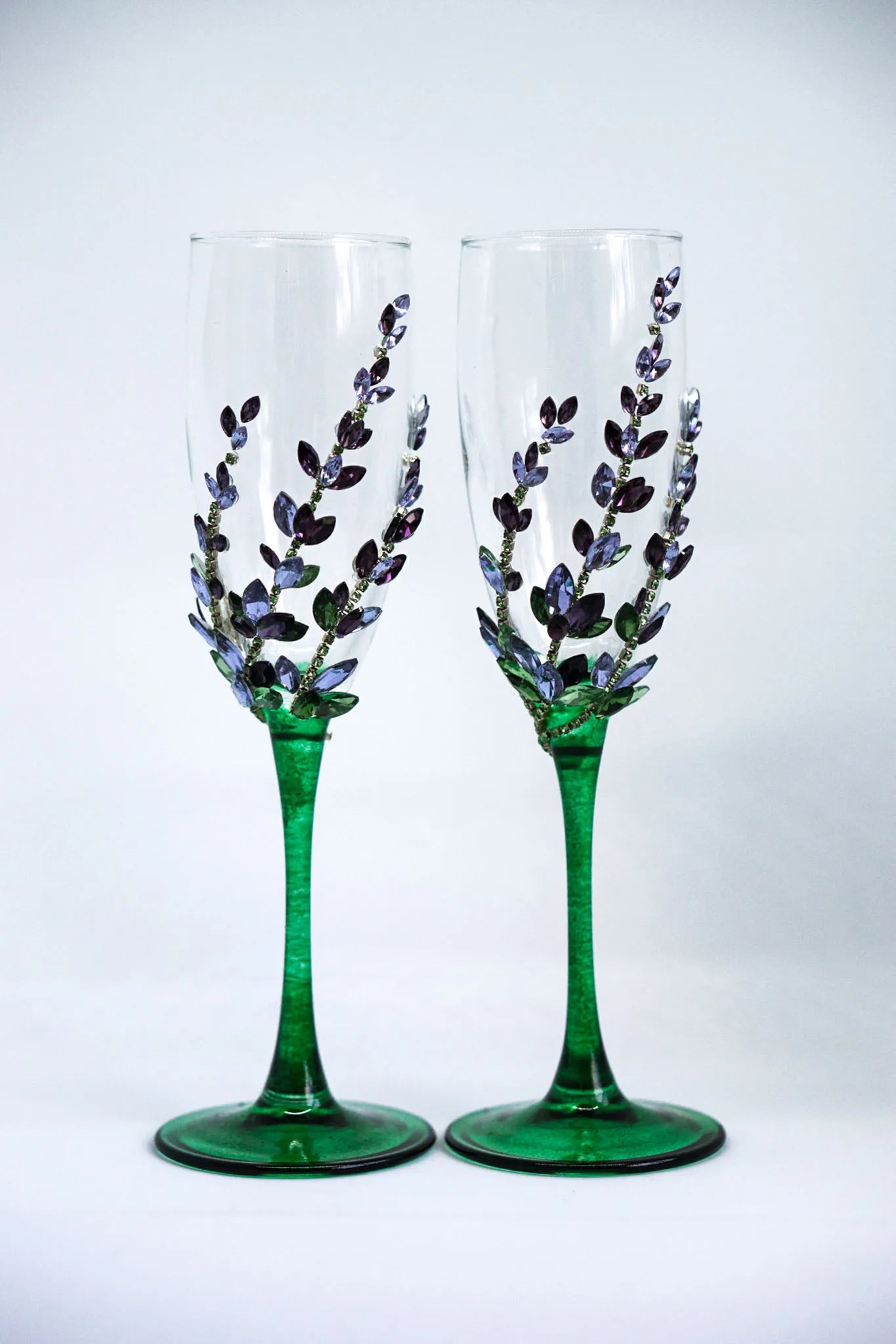 Sophisticated crystal flute glasses with lavender accents