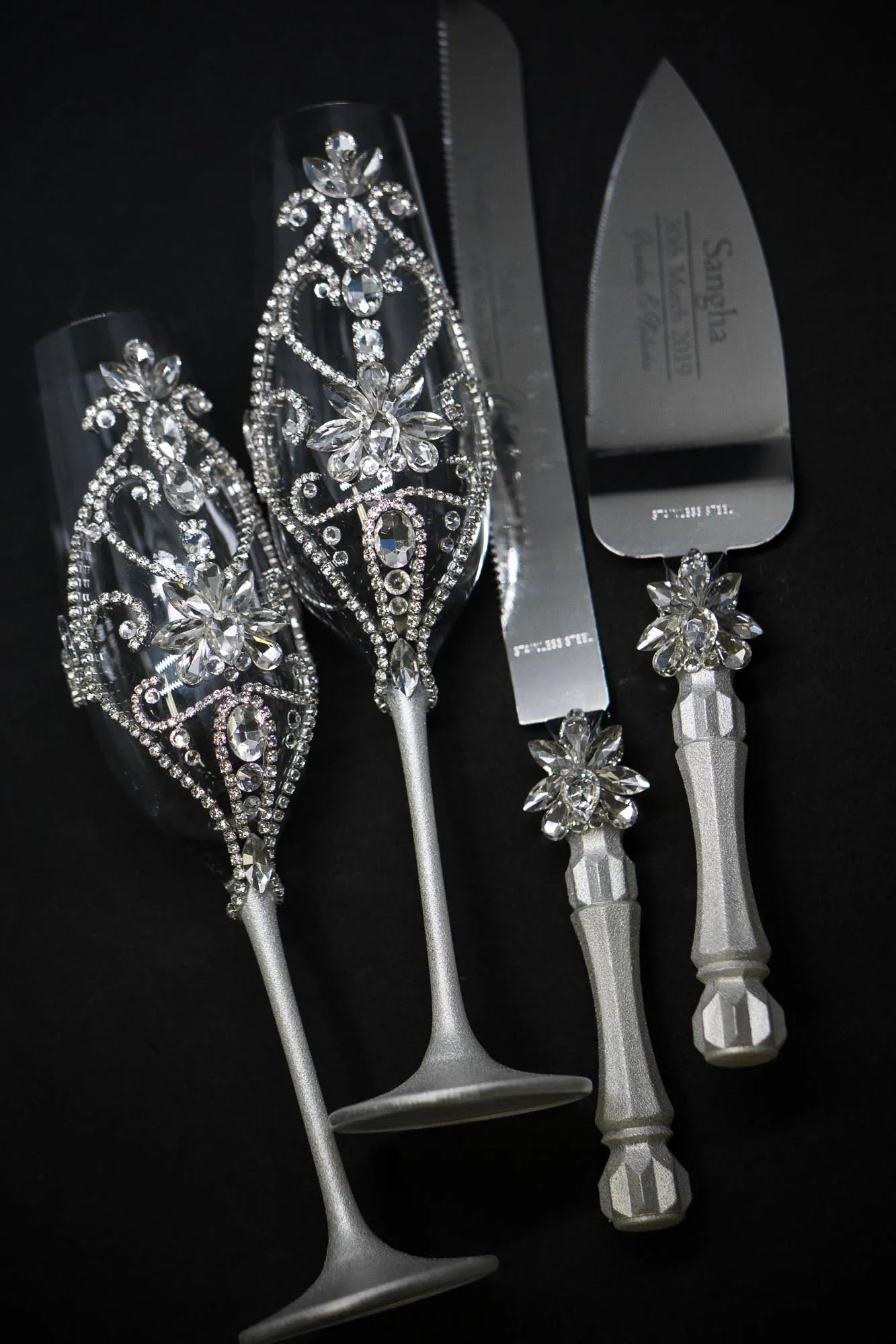 Personalized Mr. & Mrs. champagne flutes and wedding cake cutting set 