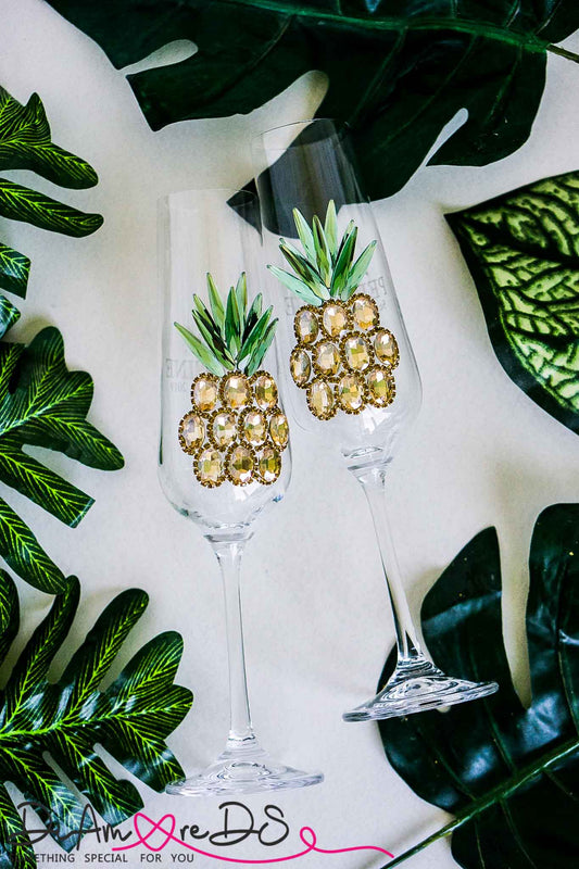 Customizable crystal champagne glass with pineapple detailing, ideal for personalized wedding toasts.