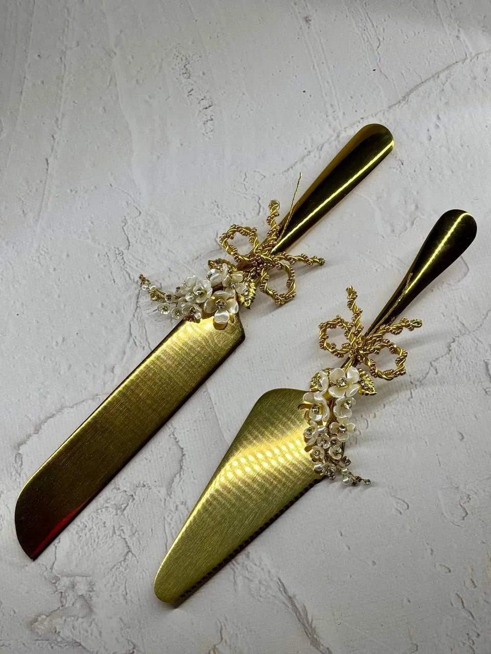 Timeless "Vintage Flowers" gold cake knife and server for elegant weddings