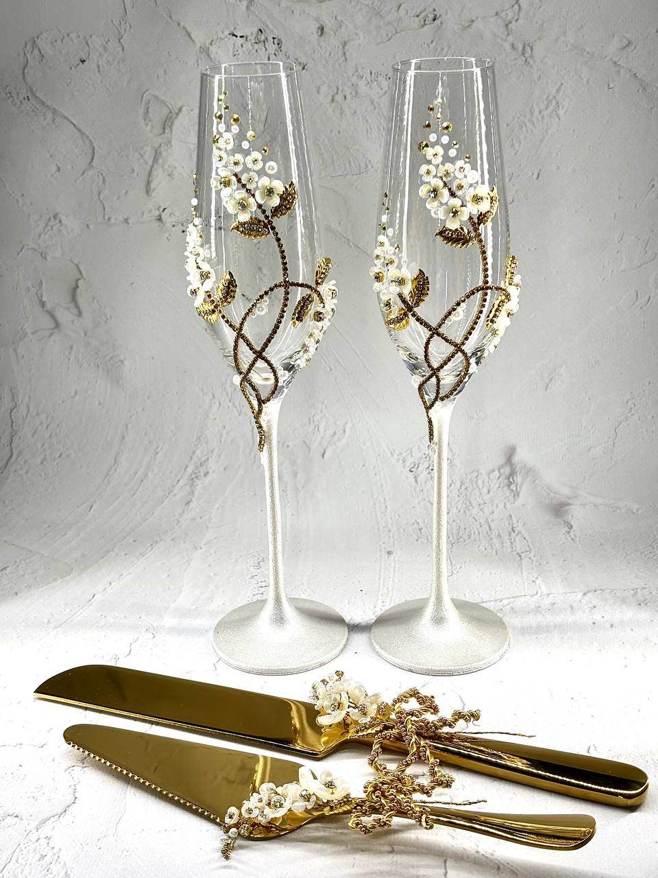 Charming "Vintage Flowers" personalized wedding champagne flutes with gold cake server sets