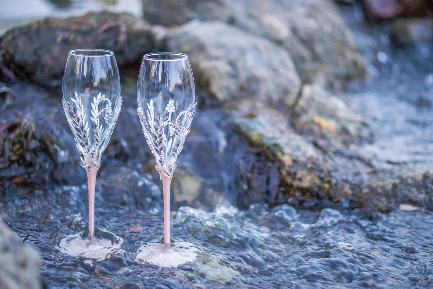 Toasting glasses with customizable color finishes