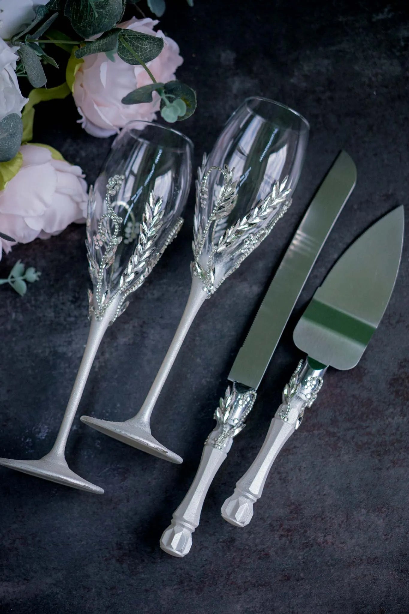 Elegant wedding champagne flutes and cake knife set