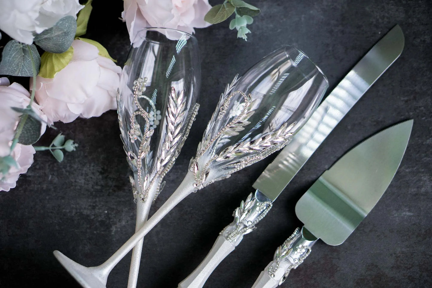 Wedding gift set with champagne flutes and cake cutter