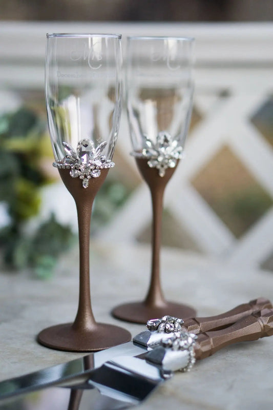 Chocolate wedding cake servers and toasting flutes