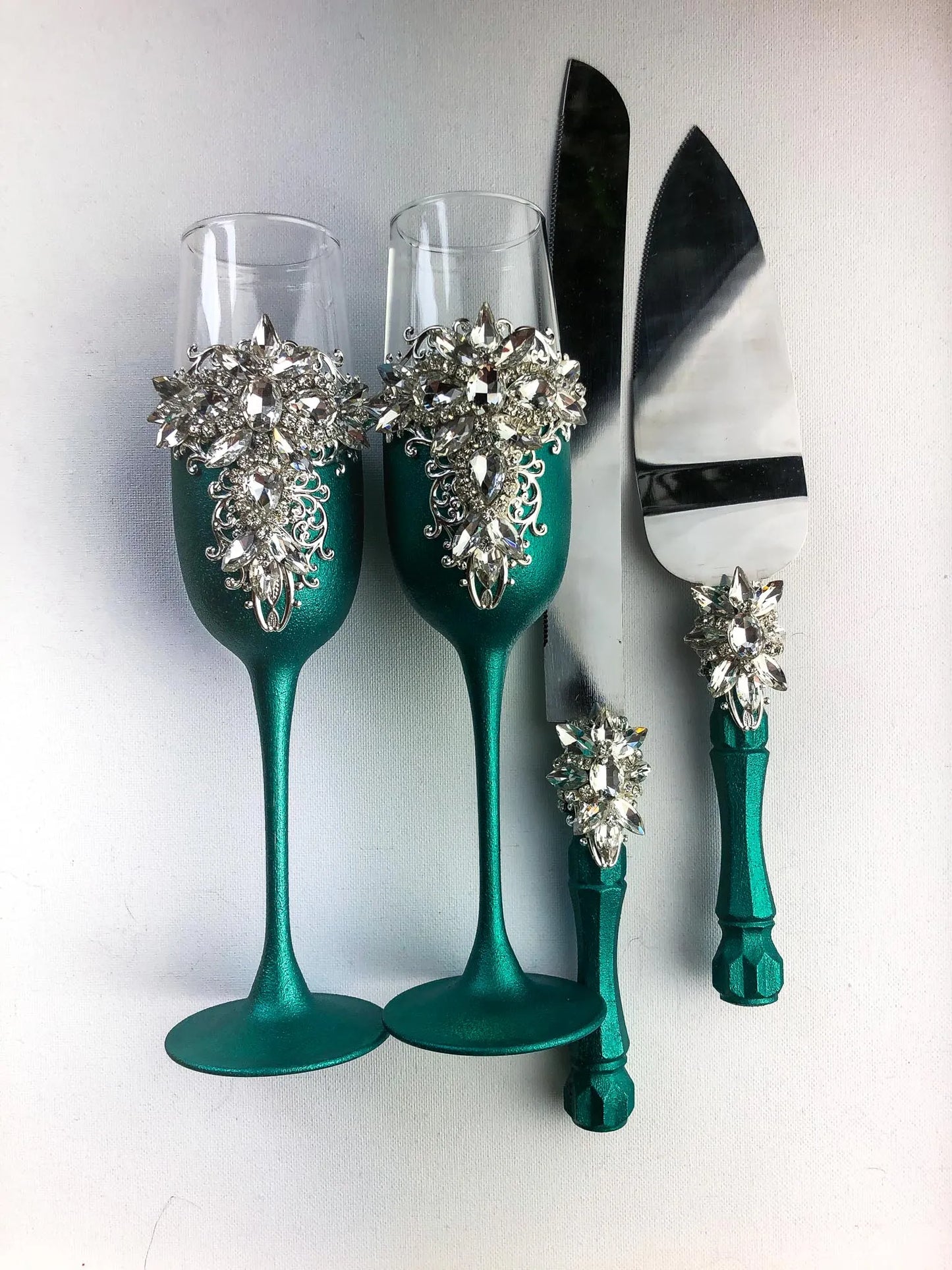 Personalized Emerald and Silver Luxury Toasting Flutes and Cake Cutlery Set