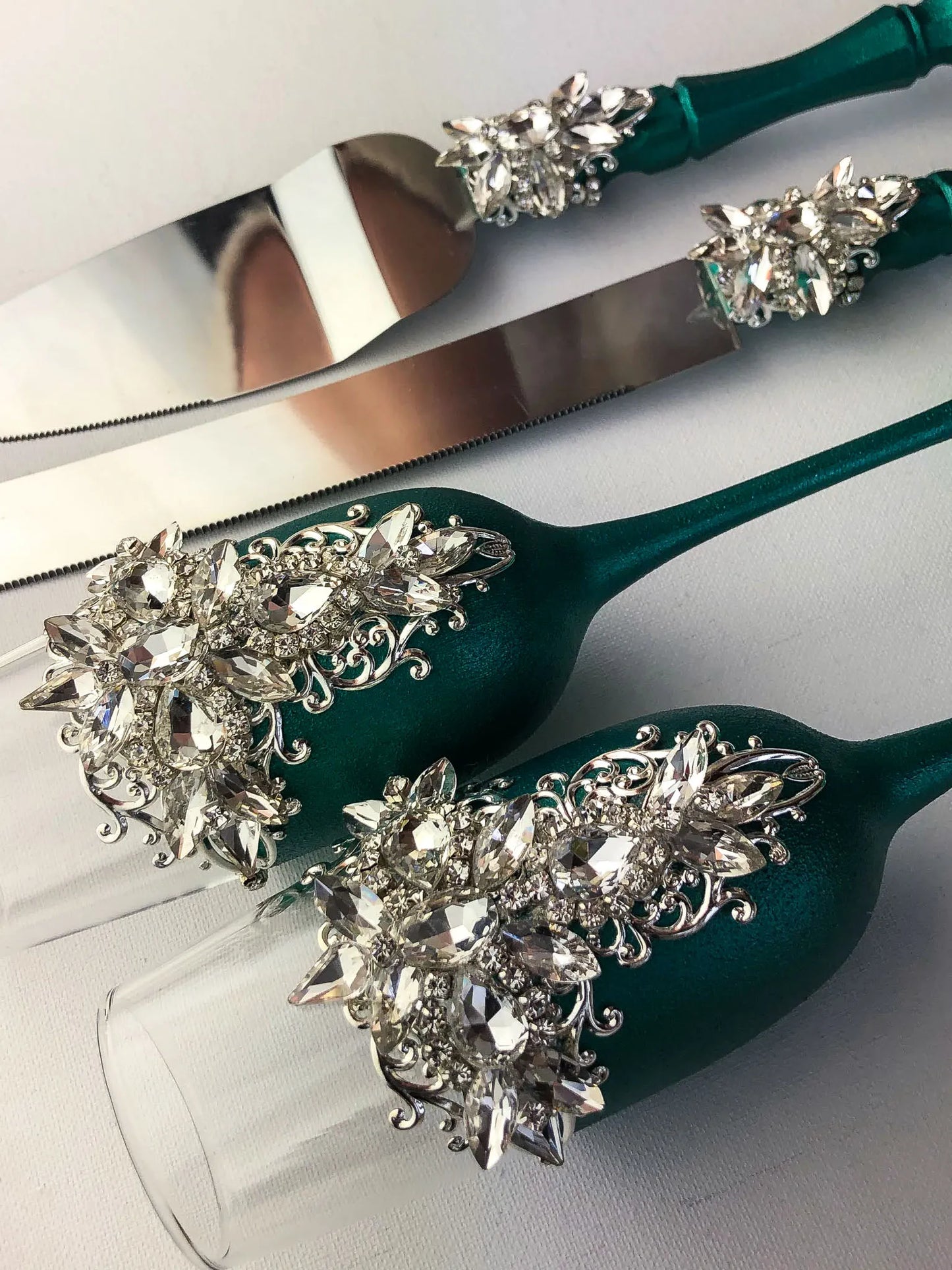 Elegant Emerald and Silver Crystals Flutes and Cake Cutlery Set - Gloria Collection