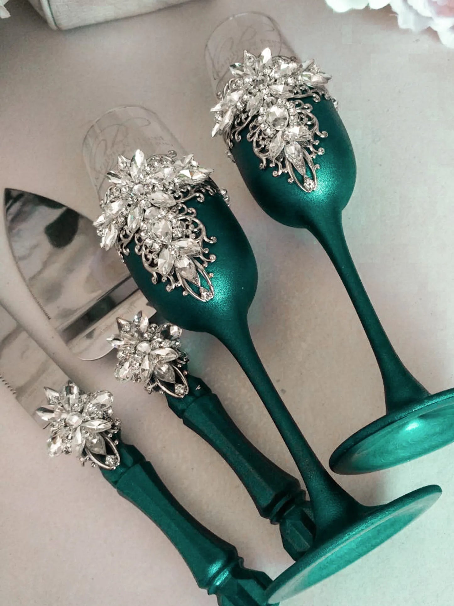 Exquisite emerald metallic wedding champagne flutes
