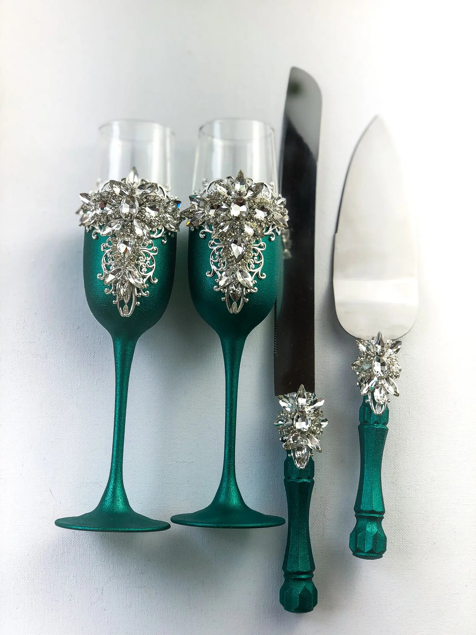 Stylish Emerald and Silver Crystals Wedding Glassware and Cake Cutlery Set