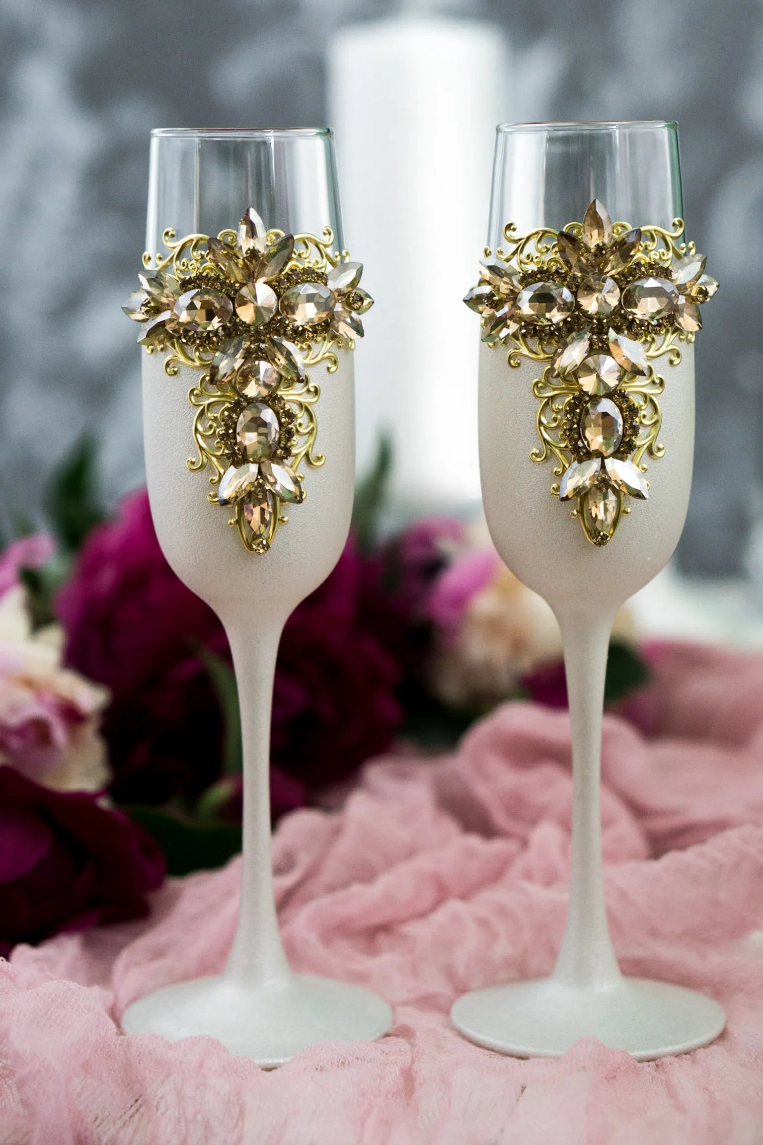 Customizable wedding champagne glasses in gold and white