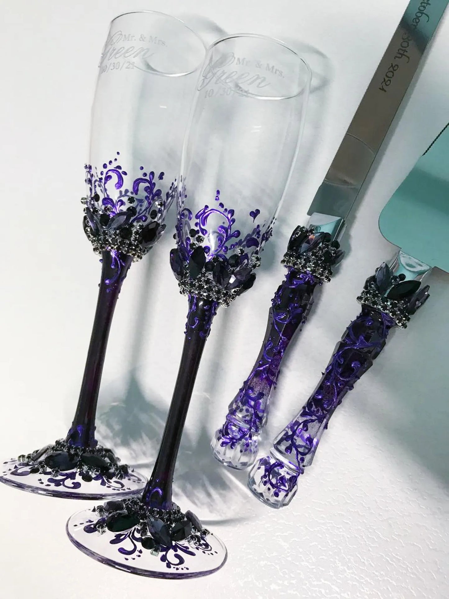 Sophisticated purple wedding flute glasses and cake knife set