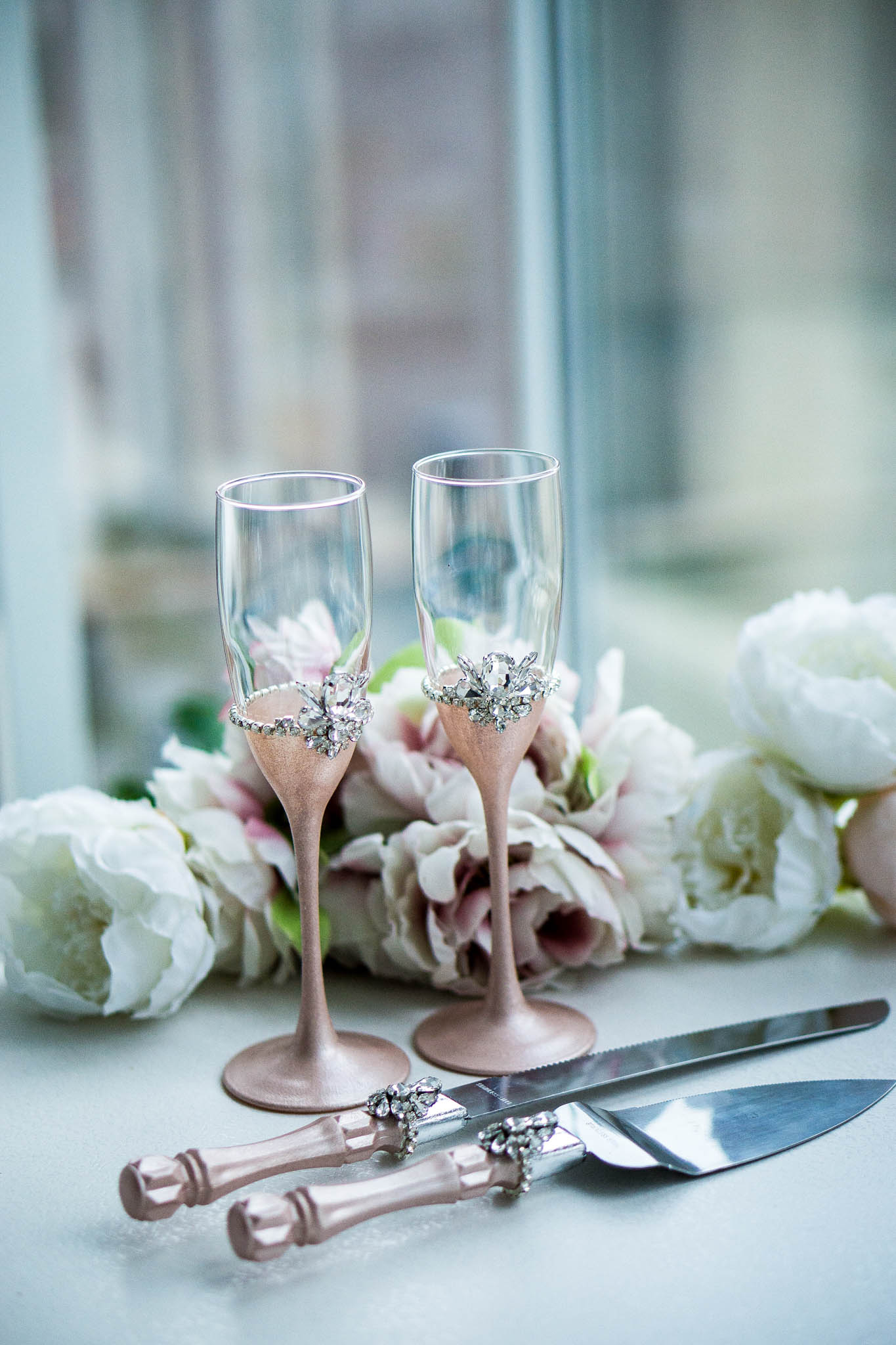 Exquisite rose gold wedding decor and utensils