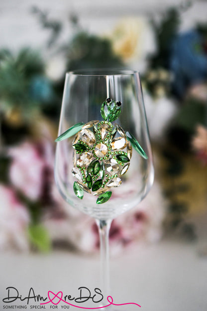 Stunning sea turtle design on a wine glass, perfect for tropical home design and ocean-inspired table settings.