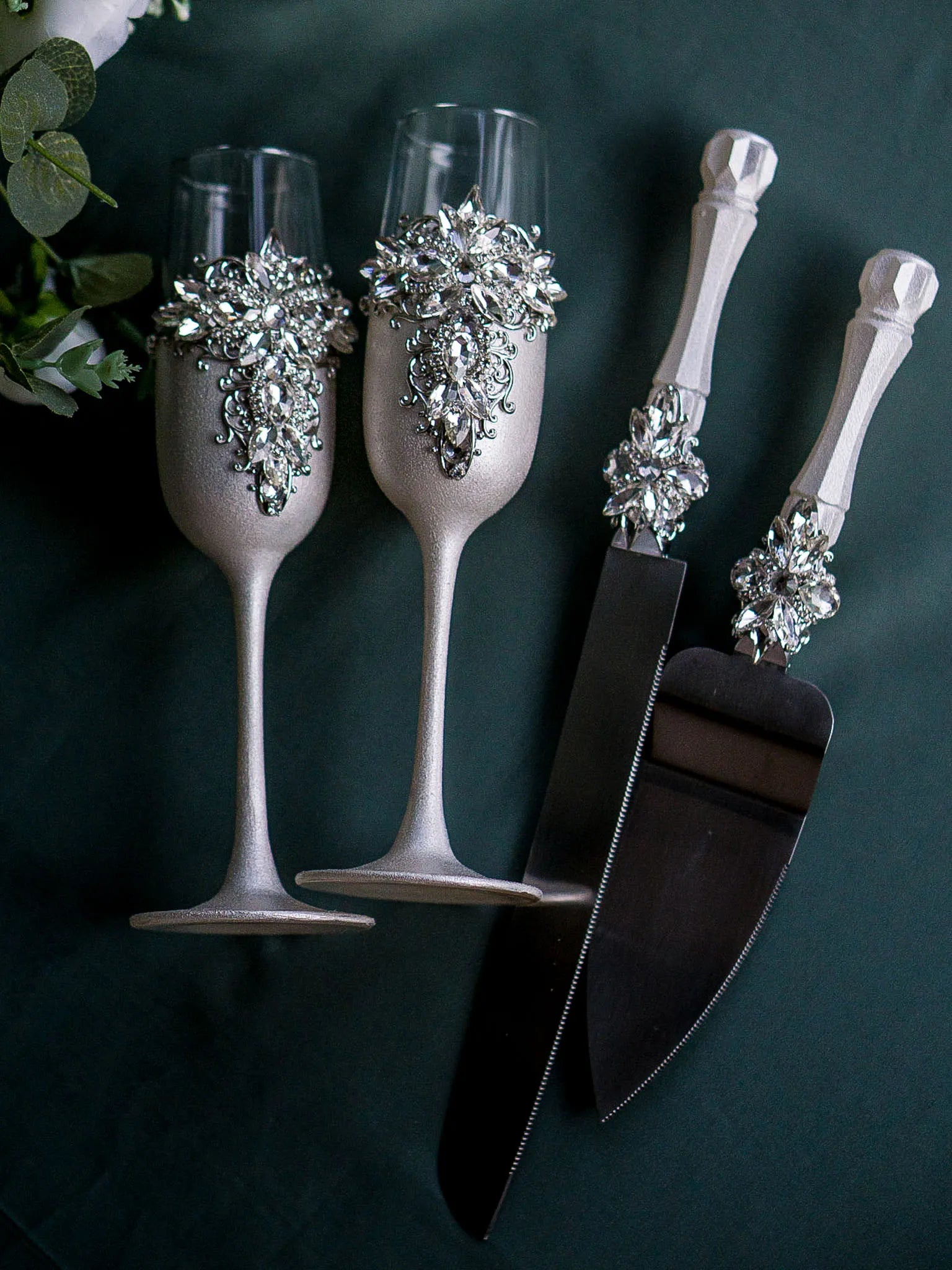 Wedding cake cutting set with silver crystals