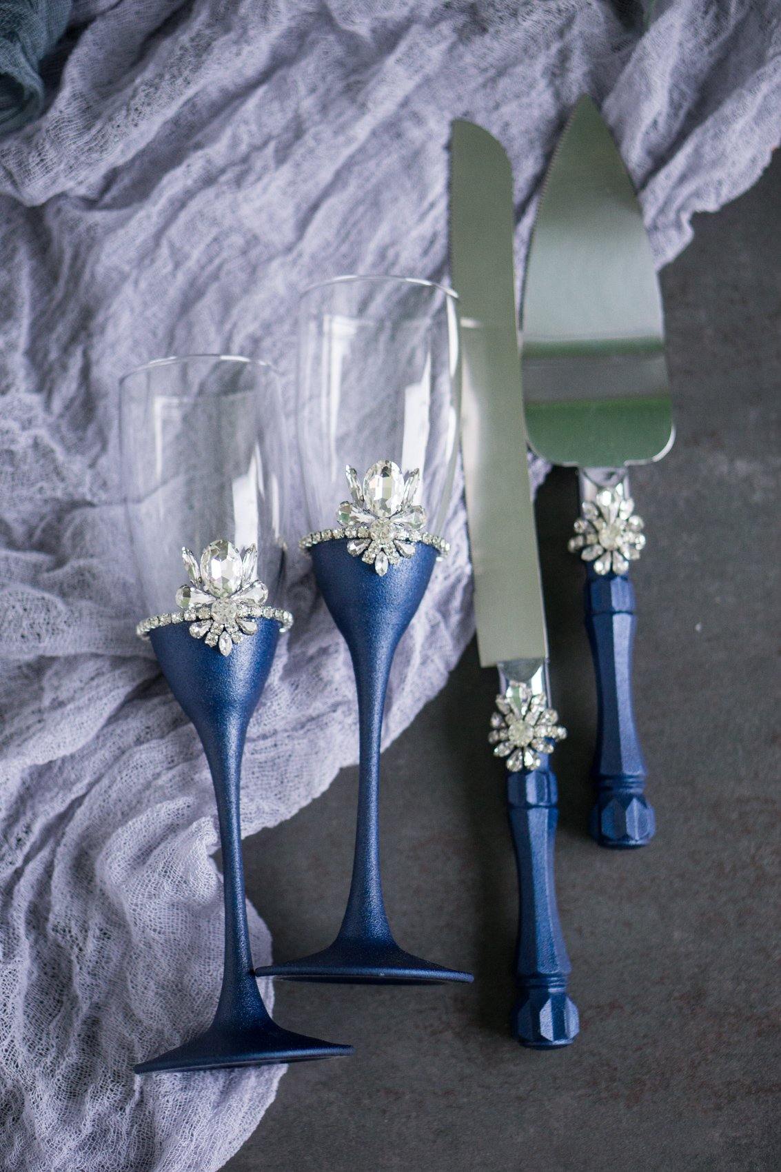 Crystal wedding set of 7 pieces. Navy toasting flutes, 1 plate and 2 forks, cake set. - Amanda - diamoredsshop
