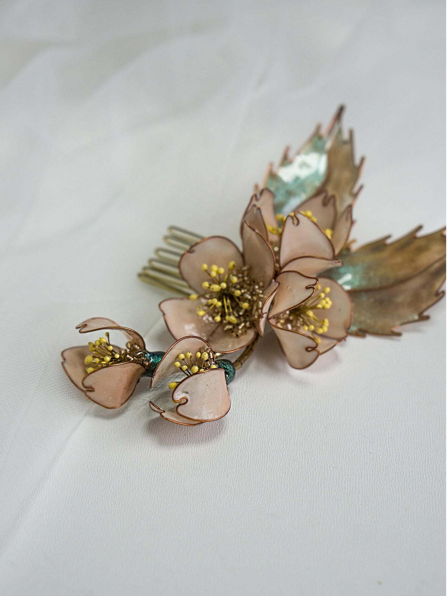 Effortlessly Chic: Light Pink Hair Comb with Peach Flowers and Sculpted Leaves