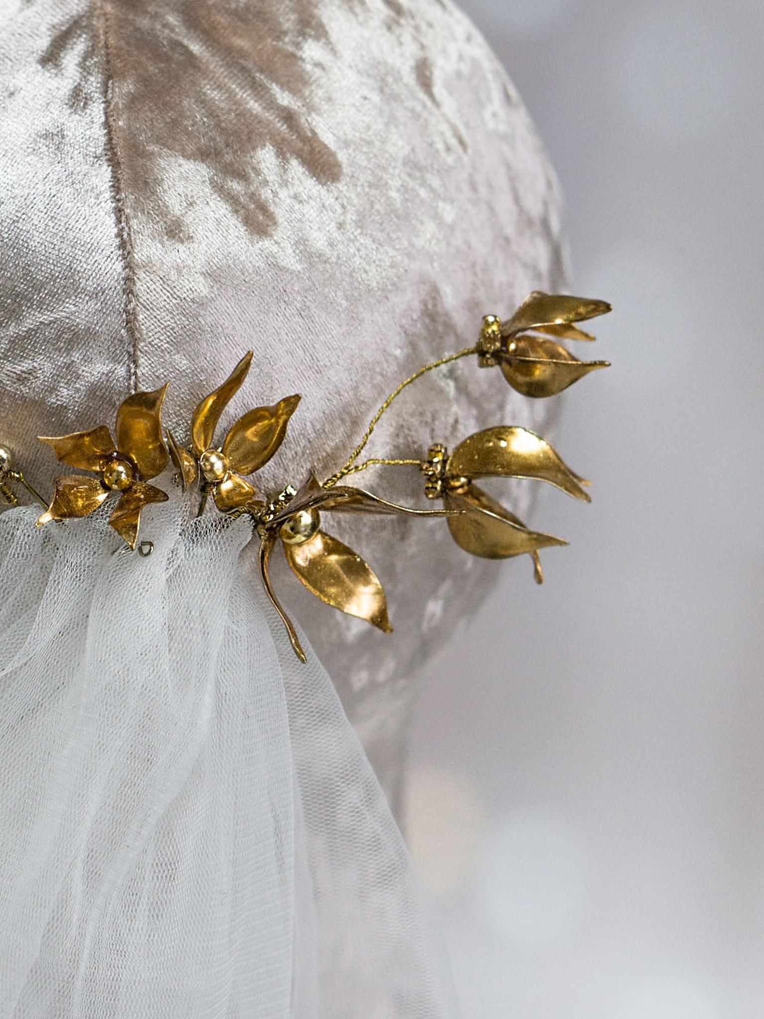 Elegant Golden Hair Pins with Mirrored Finish and Sparkling Details